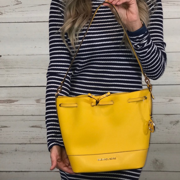 LAST ONE! Michael Kors Trista Bucket Bag Messenger - Picture 3 of 9